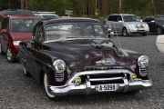 Akkurat nå blåser jeg i det, her står det en Oldsmobile 98 Sedan fra 1950, like strøken