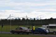 Men hva skjer nå? Det er en slags startsgreie for biler. Og de som skal starte er fra venstre en Ford 1 E Pace Car fra 1979 og til høyre en Ford Mustang Shelby Gt 500 fra 2006. Har faktisk kjørt en Shelby selv i USA i 180 km i timen