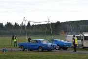 Vi prøver en gang til, to nye biler på start. Fra venstre en Ford Mustang fra 1965 og en Ford Mustang fra 1967
