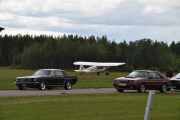 Her står det et fly også sammen med bilene, fra venstre en Ford Mustang men årstallet vet jeg ikke og en Ford Mustang fra 1986