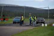 Kom meg fort over og de som kjører av gårde er en Ford Mustang fra 1968 og en Ford Mustang som vi ikke viste årstallet på