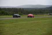 De som suser av gårde er en Ford Mustang Mach 1 fra 1974 og en Ford Mustang fra 1967