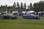 Her skal to nye biler starte, en Ford Mustang GT fra 1999 og en Ford Mustang Shelby GT 500 fra 2006