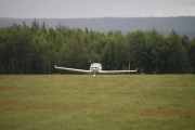 Her står det et småfly og venter på å få igjen flystripa si