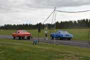 Nå har jeg gått over på den andre siden igjen, la oss følge disse to bilene her. Fra venstre en Ford Mustang Fastback fra 1967 og en Ford Mustang fra 1965