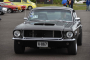 Nå skal vi rusle videre, det er et stramt program vi skal følge i dag forstår jeg. Men jeg rekker noen bilder til, en Ford Mustang fra 1967. Tenker at dekkene også har en stor betydning når de kjører her