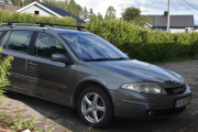 De gir seg ikke med to Renault-er, de har flere. Her ser vi en Renault Laguna fra 2002