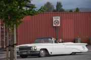 Det første vi tar bilde av er en Oldsmobile Dynamic 88 fra 1960 og ungdommen har det gøy