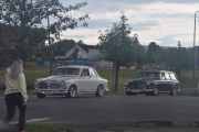 Disse må vi også ta en titt på. Den fremste skal sikkert være slik i lakken for se de strøkne felgene. Det er en Volvo 121 Amazon fra 1970. Den bak er en Volvo Amazon stasjonsvogn fra 1965