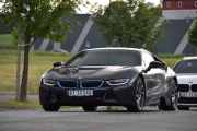 Det er ikke bare gamle biler i gatene her, her kommer en spreking. Det er en BMW i8 fra 2014, ikke en bil du ser hver dag