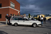 Jeg lovet at vi skulle ta en runde til så vi fikk se noen som var med bilen. Og de er bra kledd for anledningen