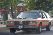 Her er det biler i alle slag, her kommer en Oldsmobile Custom Cruiser fra 1979
