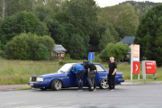 Hadde dette bilde vært i sort/hvit så hadde vi trodd vi var tilbake i 80 åra, bilen er en Volvo 242 DL fra 1982