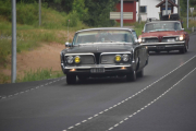 Nå er vi på vei til noen, men vi tar disse bilene også. Fremst en Chrysler Imperial fra 1964 og bak en Pontiac Bonneville fra 1961 som er på vei til Flisa