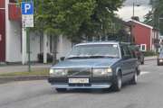 Står svensk på frontruta men det er en norsk bil. Det er en Volvo 740 Turbo fra 1988, kanskje derfor de liker svenska flickor :-)