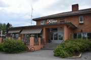 Aha, vi skal på Folkets Steakhouse. Er ikke dette stedet hvor jeg bestiller en halv liter og for en hel liter?