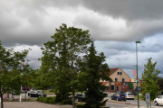 Nå er det også kaos i rundkjøringen, ingen biler kommer av gårde