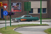Men her kommer det en brannfakkel med kvinnelig sjåfør til og med, skal vi gjette bilen? Det er en Cadillac Sedan Deville fra 1961