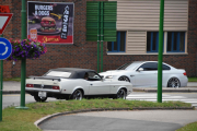 Trafikken i rundkjøringen har løsnet litt, her kommer en Ford Convertible fra 1972 og det er en Mustang ikke sant?