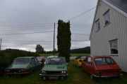 Men nå skal vi ta en titt på bilene i hagen å finne ut hvem det er som kan starte. Renault 12 i midten er faktisk kjørbar, men de på hver sin side kan du bare glemme å starte