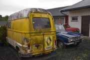 Denne Renault Estafette kan også starte, men skal den kjøre så må veden ut og dekkene byttes. Renault 16 til høyre kan starte men vil ikke rikke seg av flekken pga. hjulene som har rustet fast. Og den røde smale Renault 4 helt bakerst er bare til pynt
