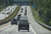 Siste veteranbilen vi registrerer på denne turen, det er en Volkswagen Caravelle fra 1985. Selv på motorveien mener de at vi kan se Elg, dere ser skiltene? Elg er bare et oppskrytt dyr, vi var jo til og med inne i skogen og fant ingen ting