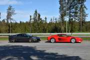 Men som ofte er, for vi alltid finbesøk når vi stopper. Denne gangen er det to Ferrari-er, den til venstre er en Ferrari 430 fra 2006 og den til høyre er en Ferrari Testarossa, 1989 modell. Vårt første bilde av en veteranbil på veien