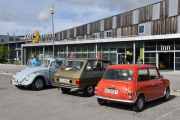 Så står det tre biler til her og en av dem er vår. Vi begynner fra venstre. Volkswagen VW1500, 1967 modell, så vår i midten Renault 6 TL, 1975 og den til høyre BMC Mini 1000, 1978 modell
