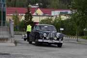 Her svinger det inn en Jaguar MARK 11 som er en 1961 modell. Her kommer det biler i alle prisklasser