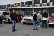 Den vi ser til venstre med startnummer 15 er en Riley RME fra 1952 og så har vi Ford Convertible fra 1966. Skal jeg gjette er nok denne karen sjåføren til Mustangen