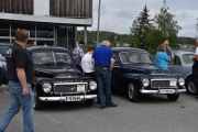 Her har vi nesten to like Volvo-er, den til venstre er en Volvo PV.44404, 1957 modell og den til høyre er en Volvo PV-544, 1961 modell