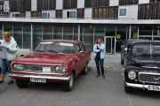 Her forelska kona mi seg i fargen eller kanskje bilen? I så fall er det en Opel Rekord, 1966 modell. Nei kona mi, du for holde deg til oliven grønn