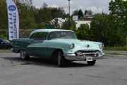 Her kommer det flere, dette er en Oldsmobile 98 Holiday, 1955 modell