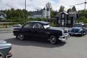 Jeg tror dette er en Ford De Luxe, 1951 modell og den rett bakenfor er en Volkswagen 1200, 1960 modell