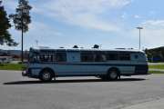 Store kjøretøy ankommer også som denne veteranbussen her