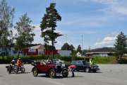 Her har vi flere, fra venstre to motorsykler fra Hamarløpet, så har vi en Ford fra 1926 og til høyre en Volvo 144 De Luxe, 1974 modell