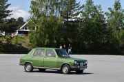 Her kommer det en bil som nesten ligner på vår, det er en Simca 1100 Spesial, 1974 modell. Viste dere at Simca er fransk forresten?