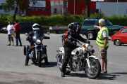 Motorsykler er også på banen, to Honda-er som kommer inn her