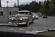 Det virker også som at noen drar, kan det være på grunn av været? Bilene vi ser er en Oldsmobile Hydramatic fra 1941 og bak en Mercedes-Benz 190 C fra 1965