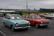 Her står det to veldig like biler skal vi se om det er noen forskjell på dem? Til venstre en Ford Cortina 1500 fra 1966 og til høyre en Ford Cortina 1500 fra 1966. Altså ingen forskjell