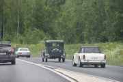 Men nå blir det litt spennende da, tre biler er i akselerasjonsfeltet og skal ut på motorveien. Vi tar den fremste først og jobber oss bakover. Mercedes-Benz 350 SL fra 1972, neste bak er Ford A fra 1931 og til slutt en Triumph TR5 PI fra 1968