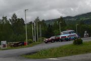 Vi passerer også noen biler som står inne på bensinstasjonen