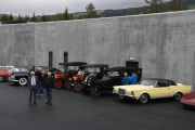 Her står det også noen, vi tar den gule til høyre og så bil nr. to til venstre. Lincoln Continental fra 1971 og en Ford T. Touring fra 1914