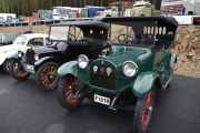 Det er flere staselige biler her, vi begynner fra høyre. Dodge fra 1916 og til venstre en Chevrolet fra 1920
