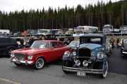 Fra venstre en rød Studebaker fra 1961 og til høyre en Pierce-Arrow Model 125 Sedan fra 1929