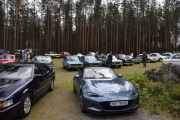 Tar den fremste, men så blir resten oversiktsbilde. Det er en Mazda MX-5 fra 2016, altså ikke en veteran men fin var den. Leser du det med liten tekst, noe vi aldri gjør, vil du se at det står "Vi leker fortsatt med biler"