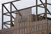 Hotellet skal nok hete Wood Hotell, dessverre ikke norsk, men de har nok en mening med dette