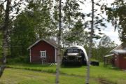 En gammel militær bil under presenningen, tro hva det er?