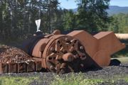 Kunst Omkring i Ring-prosjektet, jeg bare siterer: Eier og styreleder Ring Tore Teigen og kunstner Tom Erik Andersen kunne fortelle om et fruktbart samarbeid der et tannhjul står i sentrum. Tannhjulet har stått sentralt i Ring Tores familie helt siden hans oldefar leverte tannhjul til papirindustrien i Skotselv og den er også synlig i logoen til Hellik Teigen AS i dag. For kunstneren er tannhjulet bl.a. et symbol for tid og fremdrift. Det sitter en tenkende mannen på toppen, og i midten vil det være en bil i en presse med fragmenterte deler ut på andre siden. Pressen har også en spesiell betydning for Ring ToreTeigen, siden denne har vært i bedriften siden 1977. PS. Jeg har hørt at det er en Volvo som går i pressa