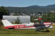 Her ser vi LN-ASF som er en Reims-Cessna F172M Skyhawk fra 1974, den er faktisk et år eldre enn bilen min og fransk. Reims Aviation SA  som lå i Reims i Frankrike lagde flyet i samarbeid med Cessna